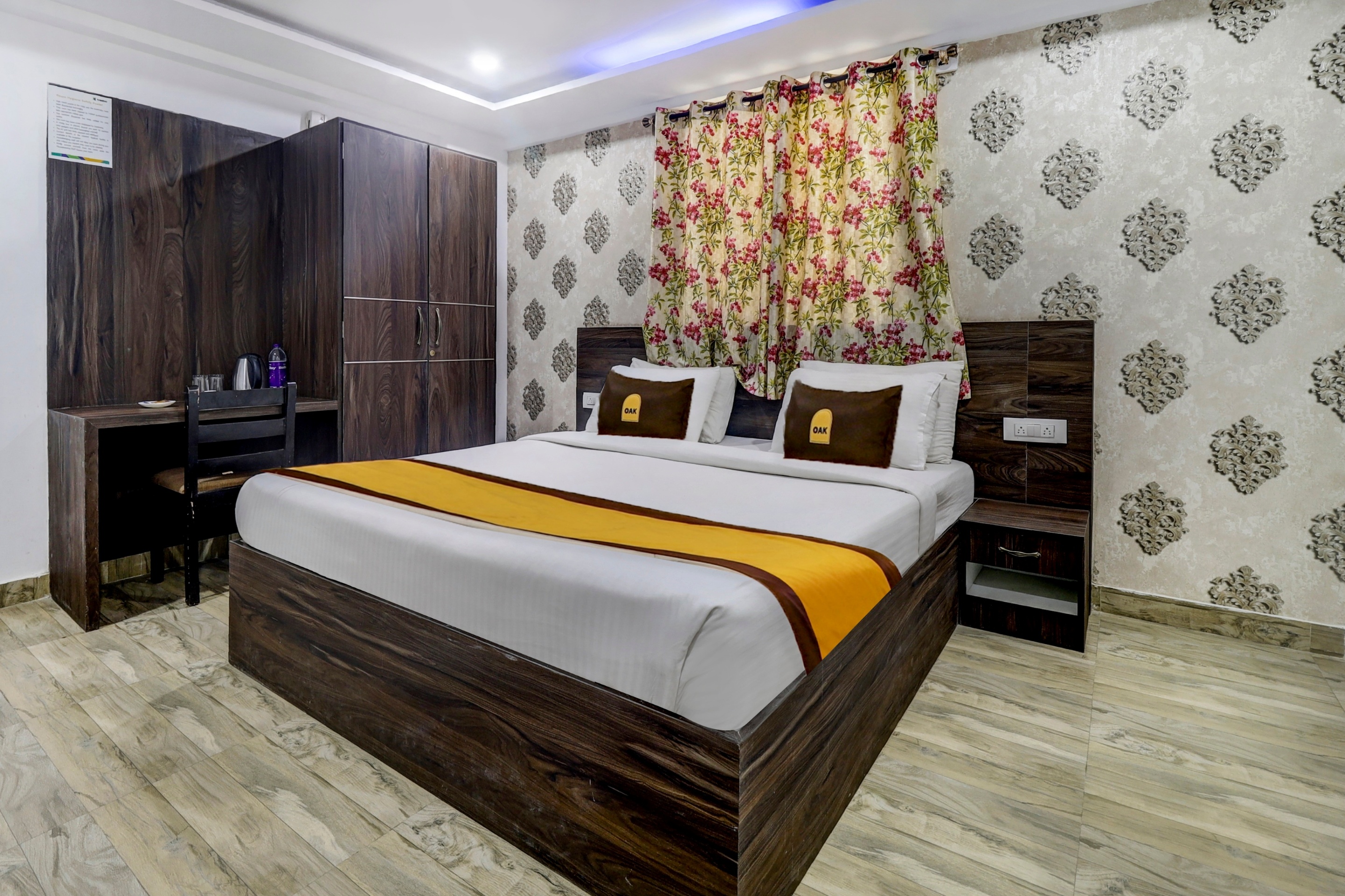 Townhouse OAK SRK White Inn