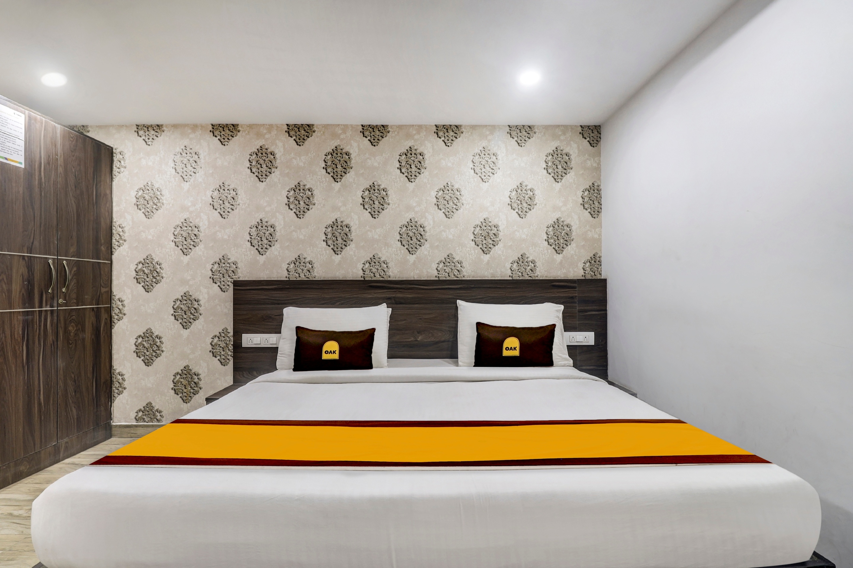 Townhouse OAK SRK White Inn