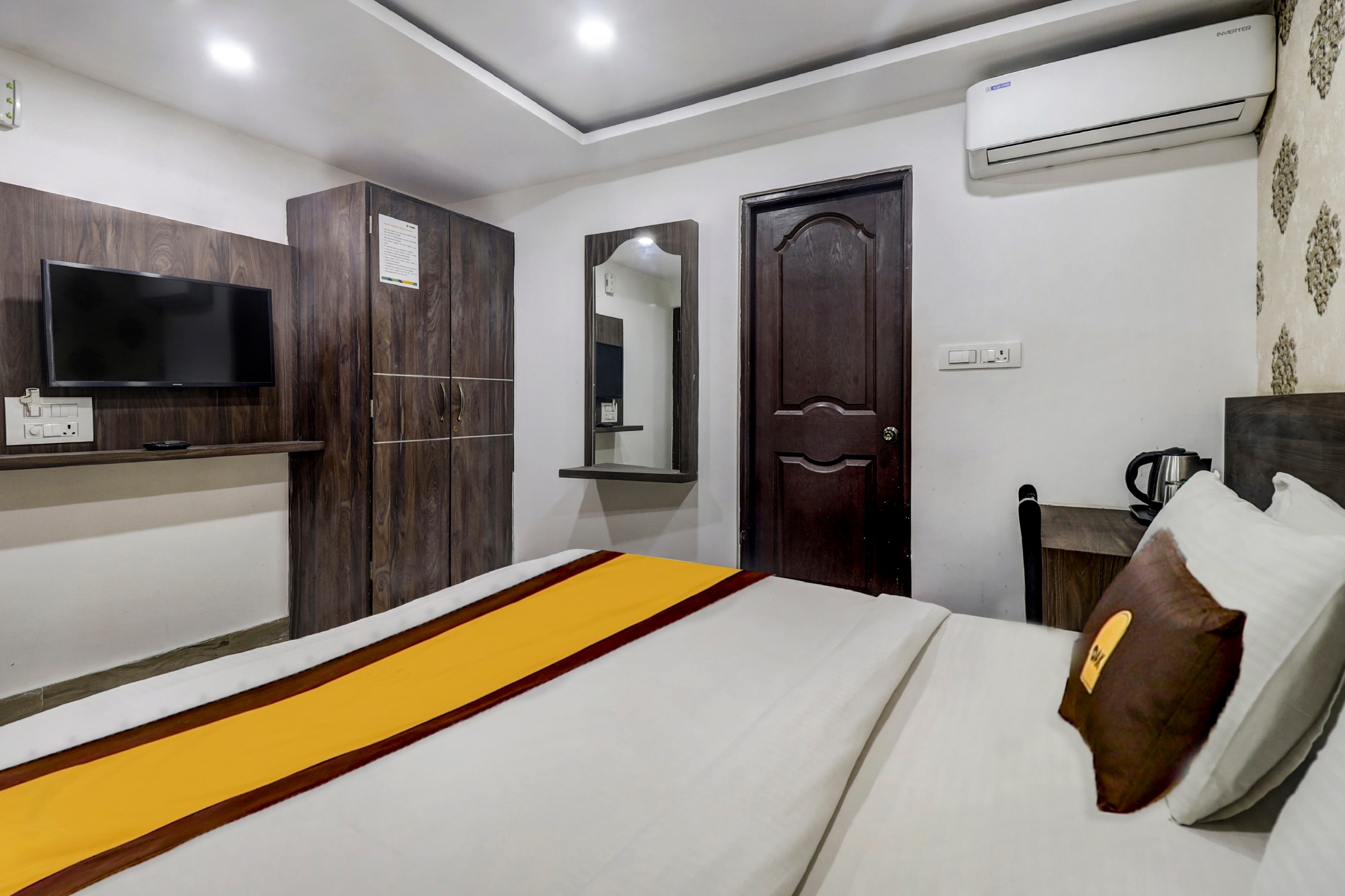 Townhouse OAK SRK White Inn