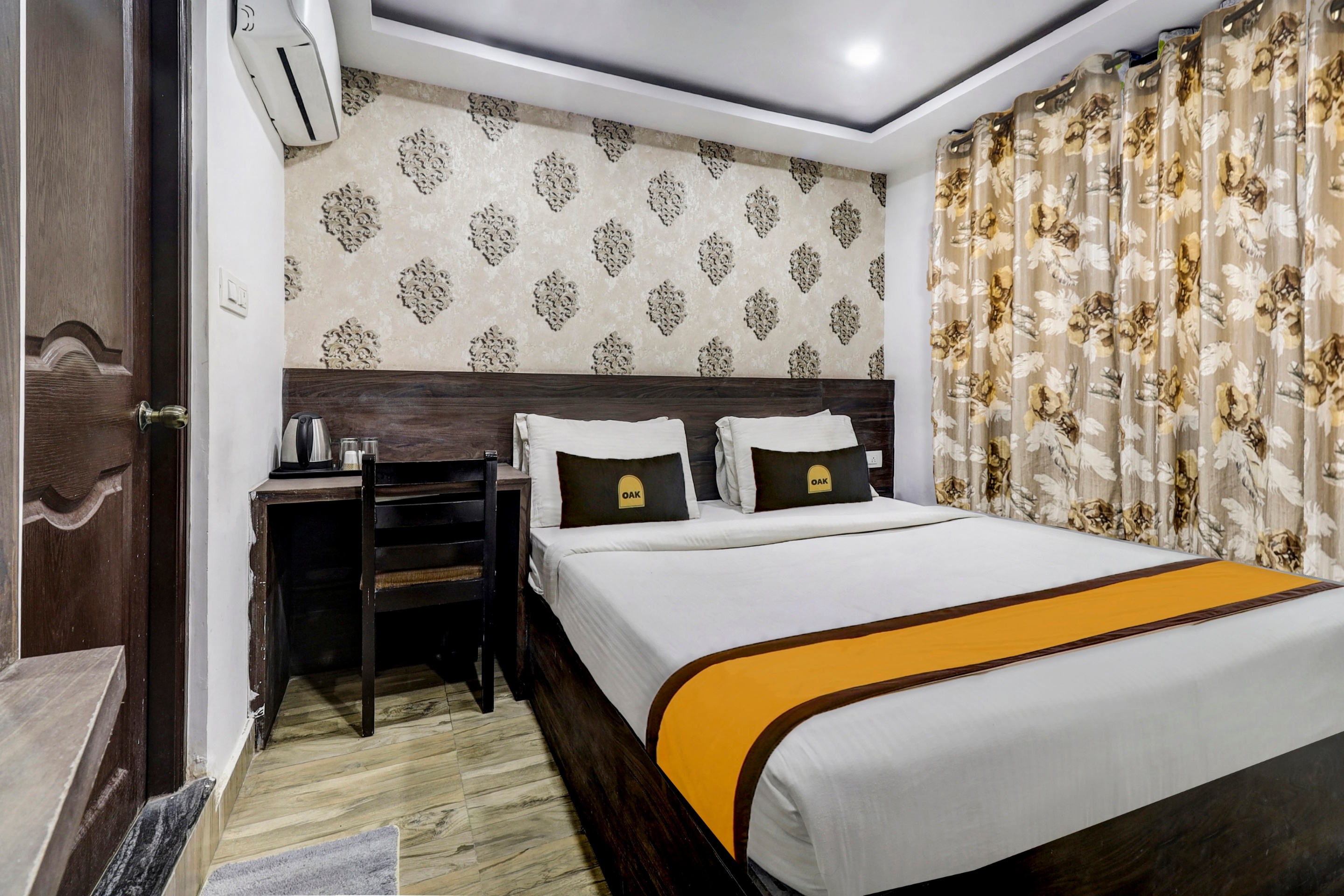 Townhouse OAK SRK White Inn