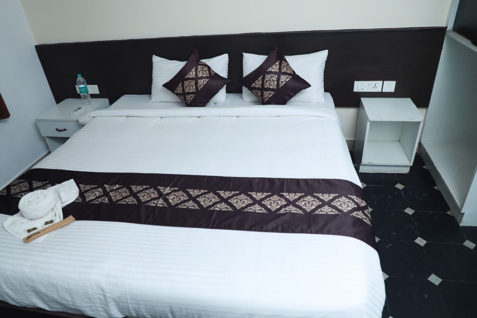 Urban Stay Chairmen Hotel