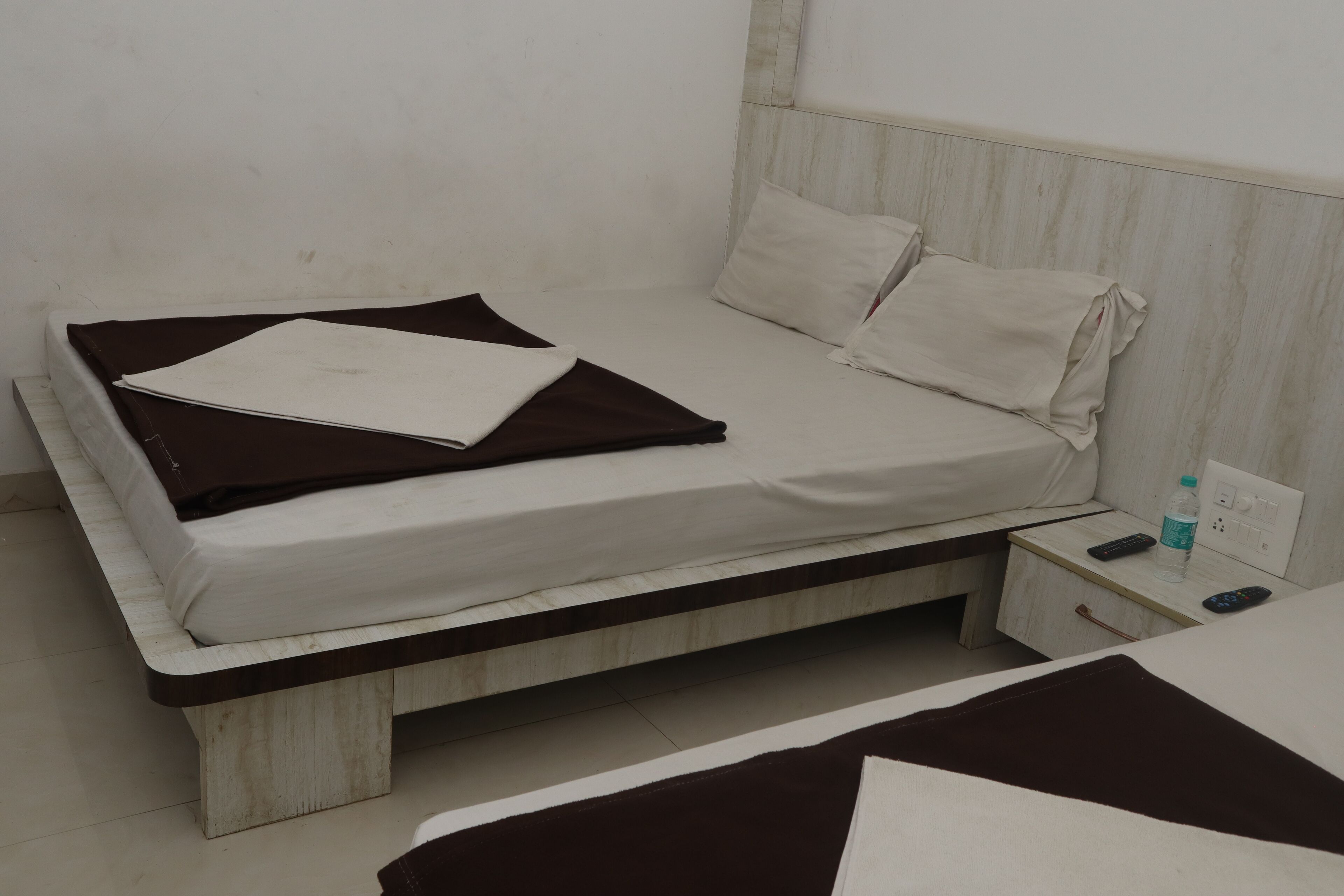 Iroomz D Silver Suites
