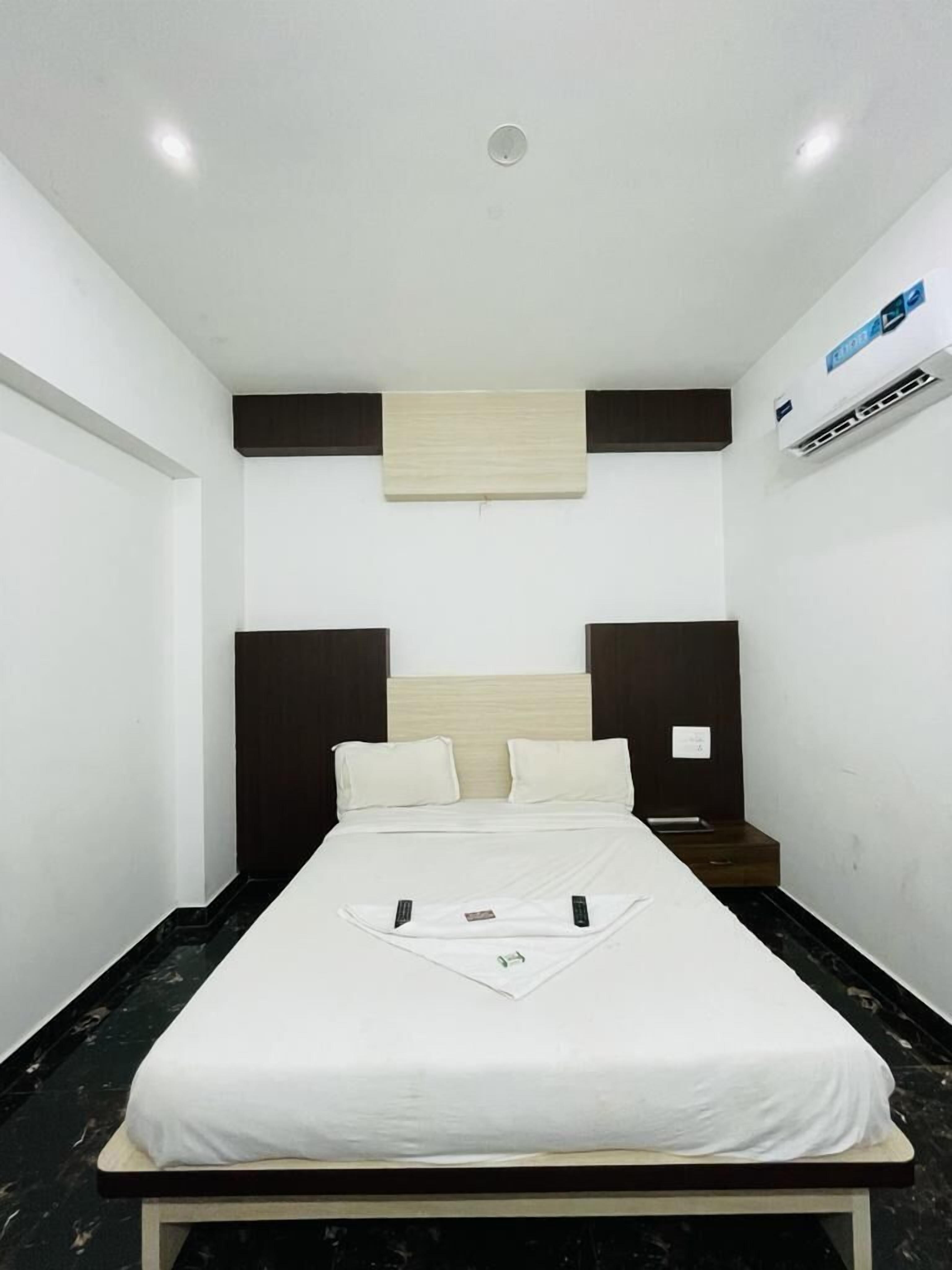 Iroomz D Silver Suites