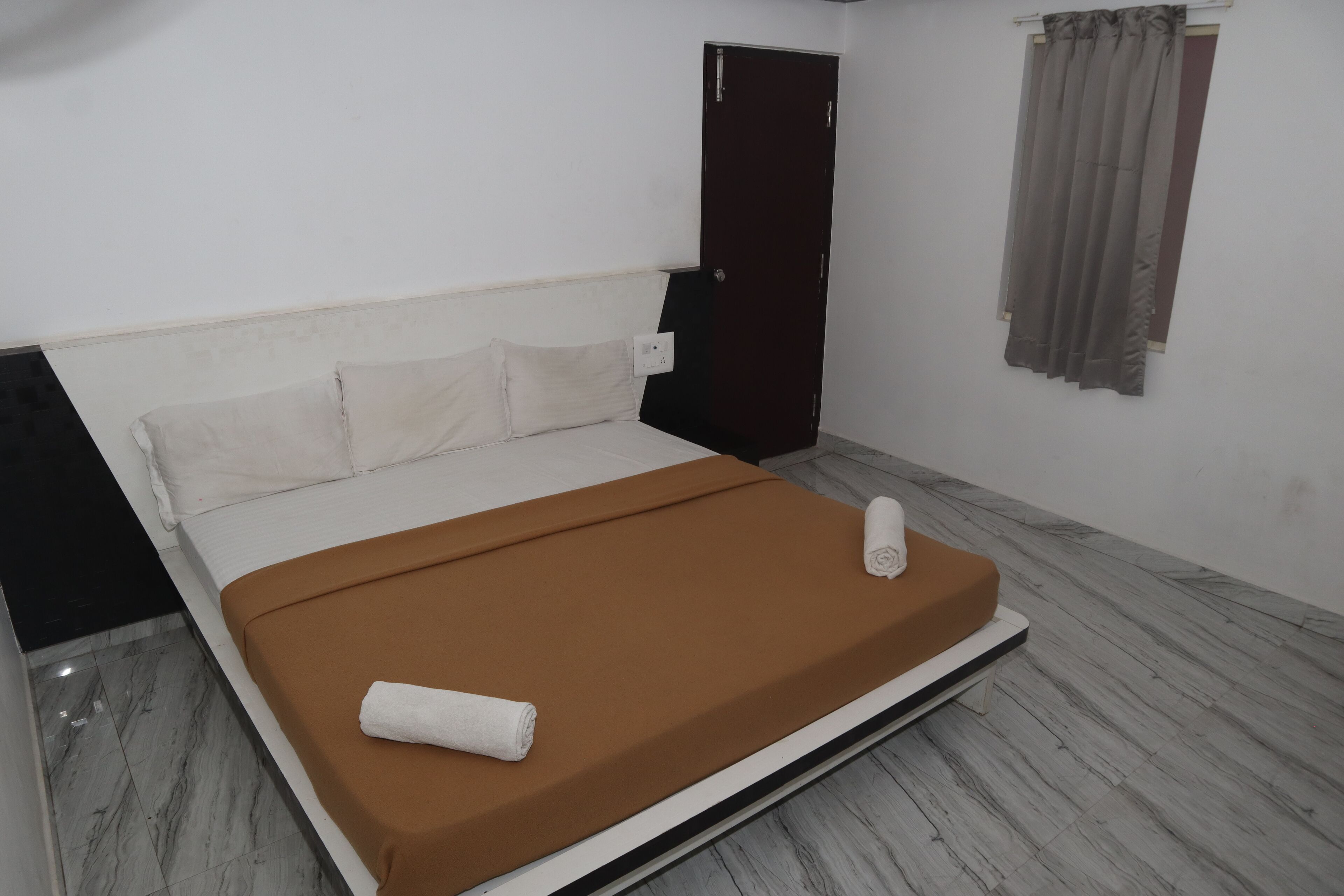 Iroomz D Silver Suites