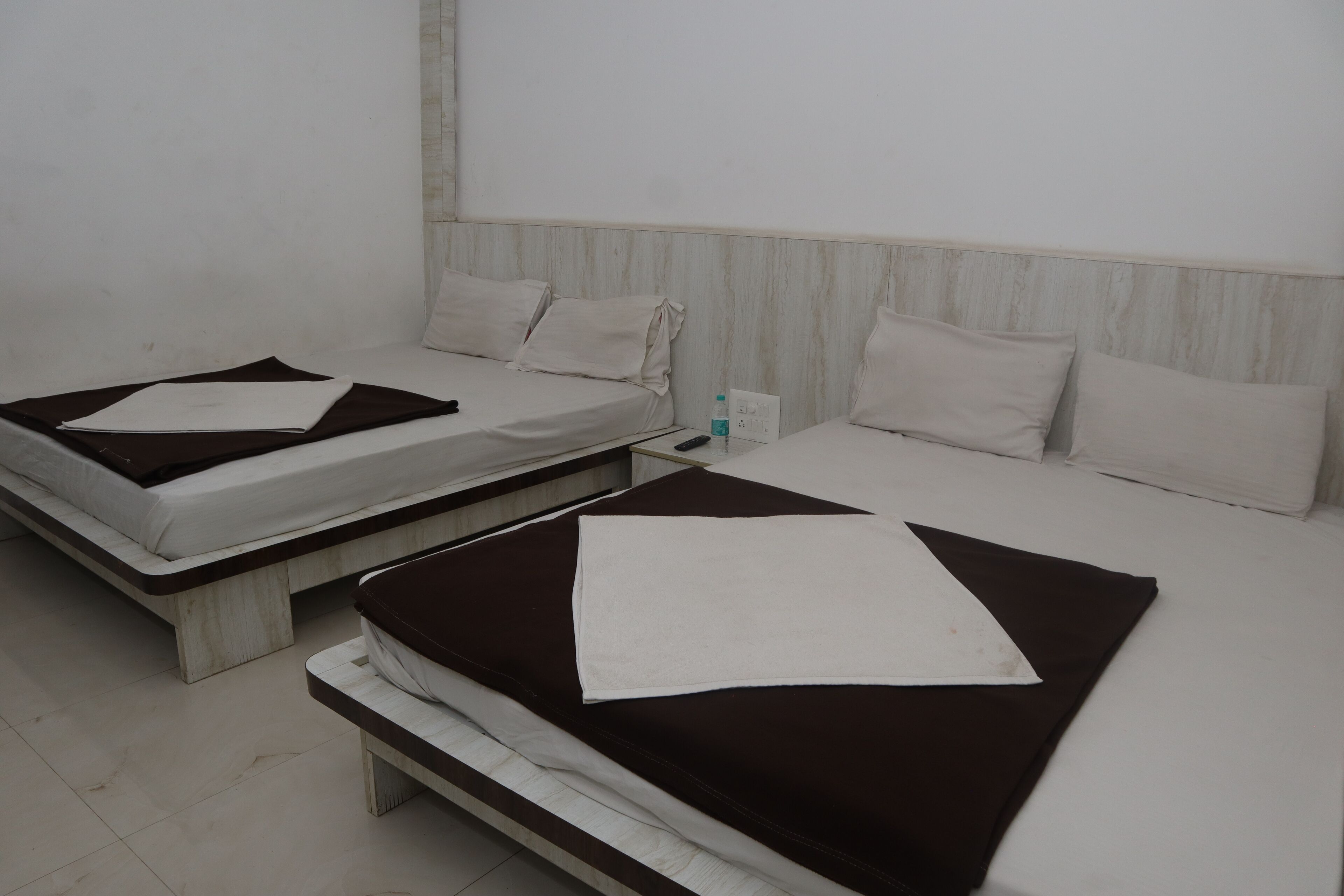 Iroomz D Silver Suites