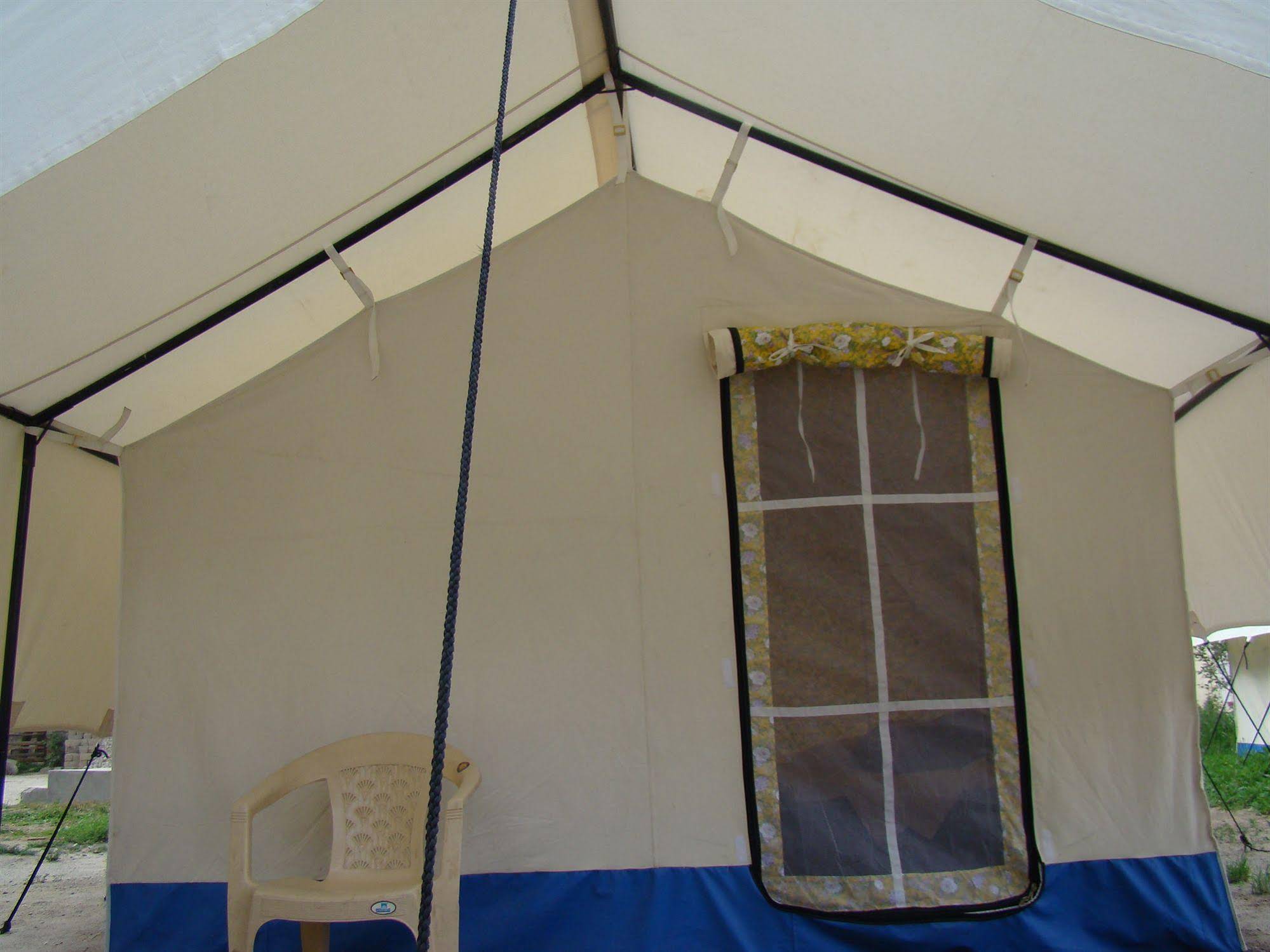 Double Humped Camp - Hunder