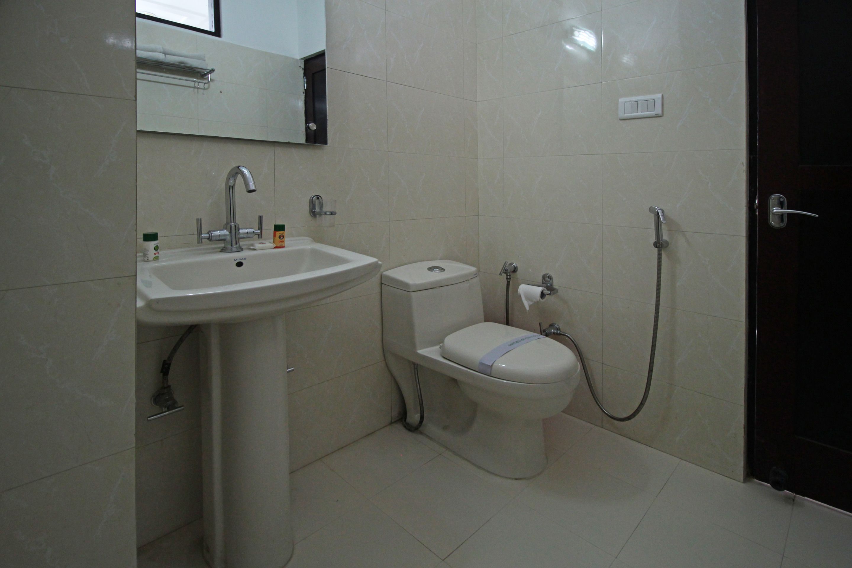 Hotel Reddison Square by OYO Rooms