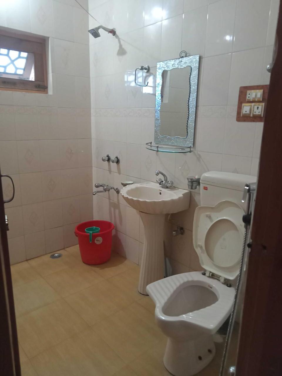 Grand Inayat by OYO Rooms