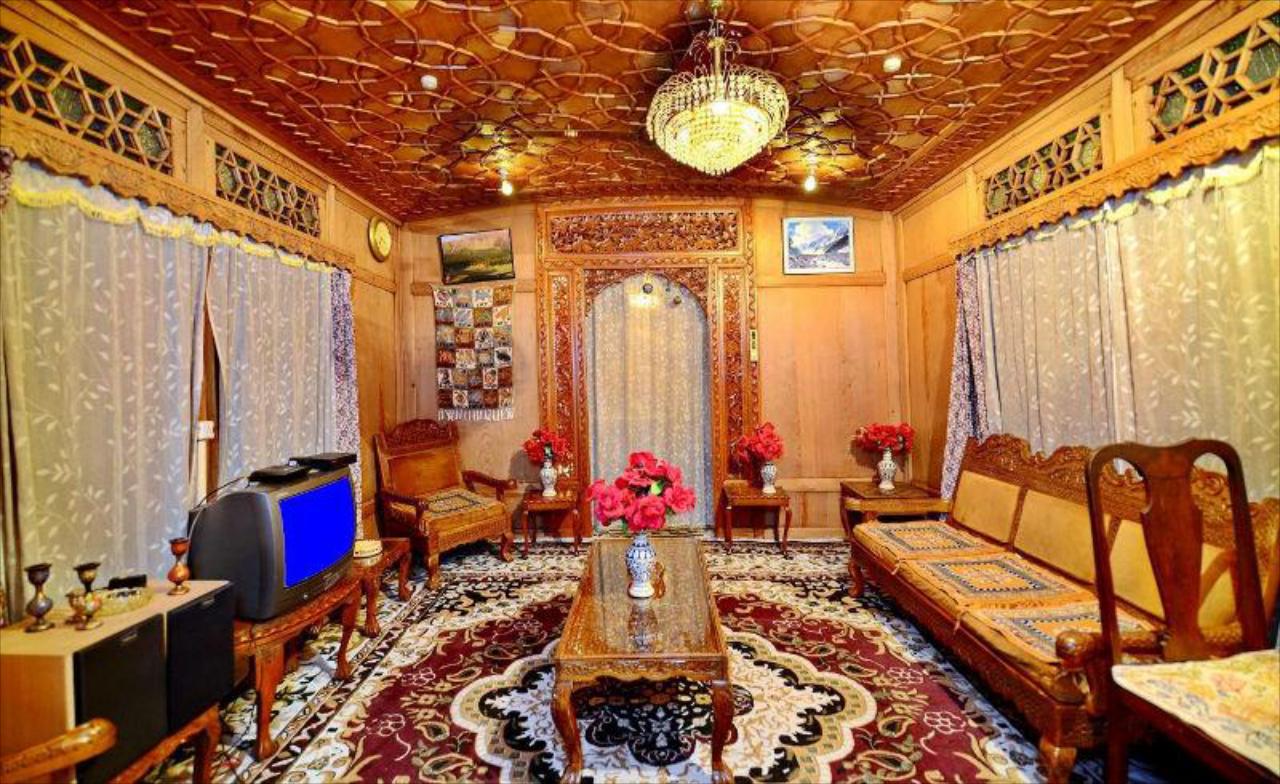Group Of House Boat Golden Crest