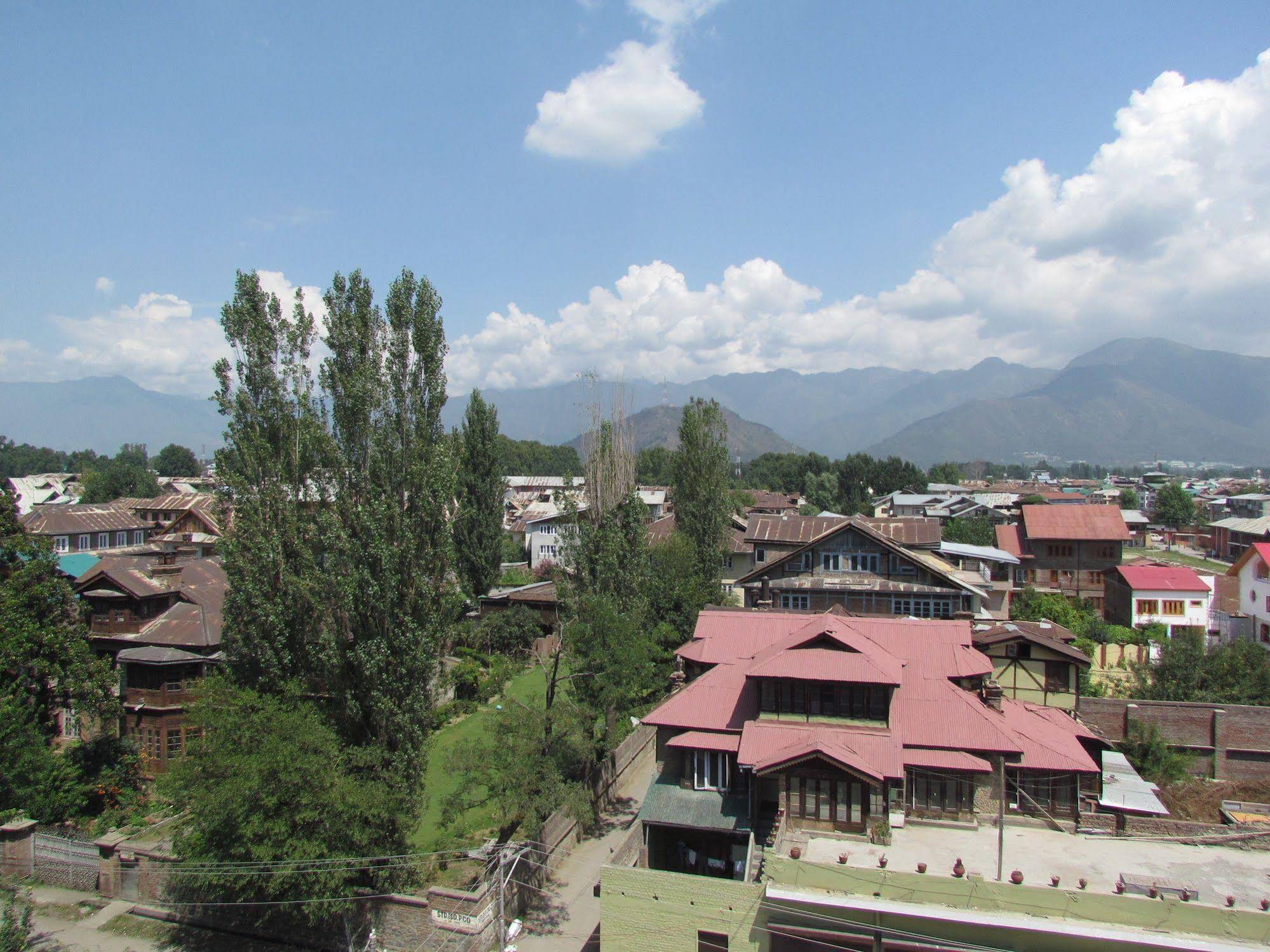 Hotel Pine Spring Wazir Bagh