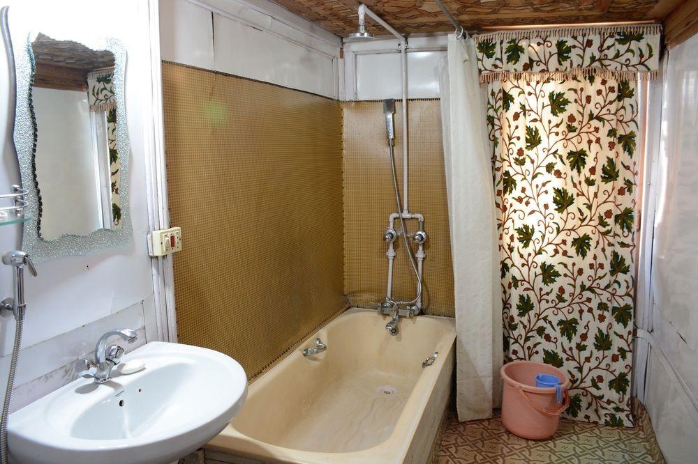 Nazneen Group Of Houseboats