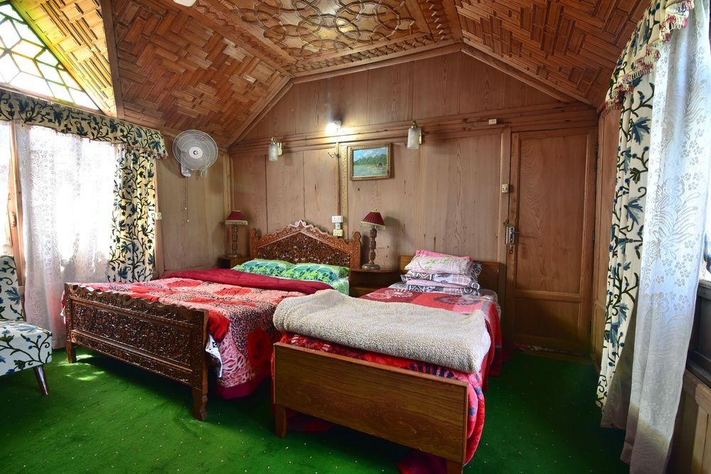 Nazneen Group Of Houseboats