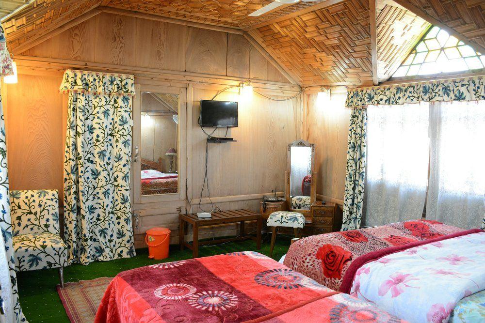 Nazneen Group Of Houseboats