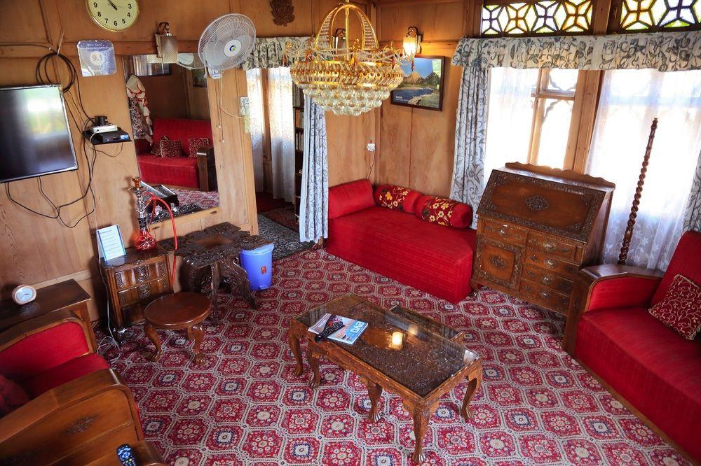 Nazneen Group Of Houseboats