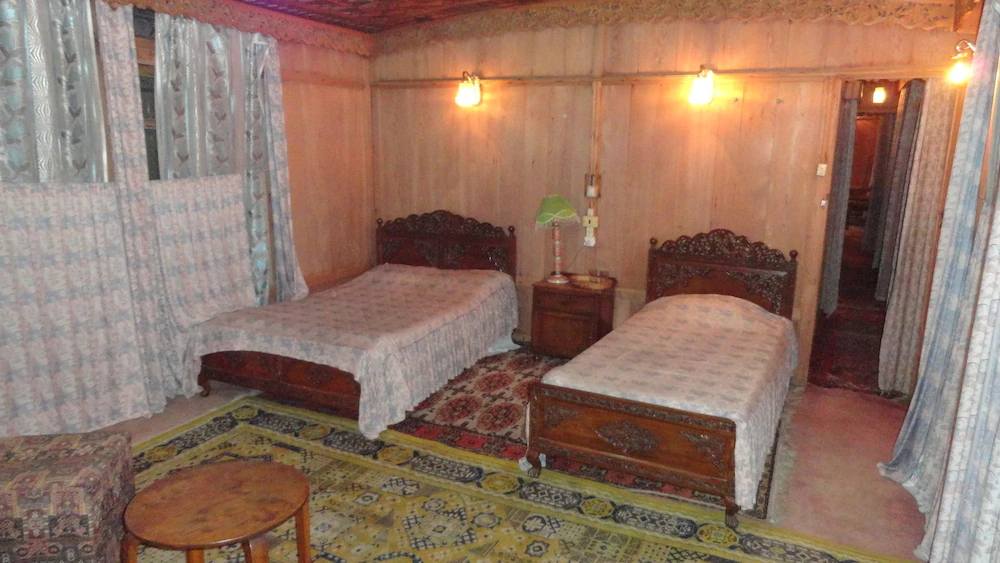 New Lucky Star Group of Houseboats