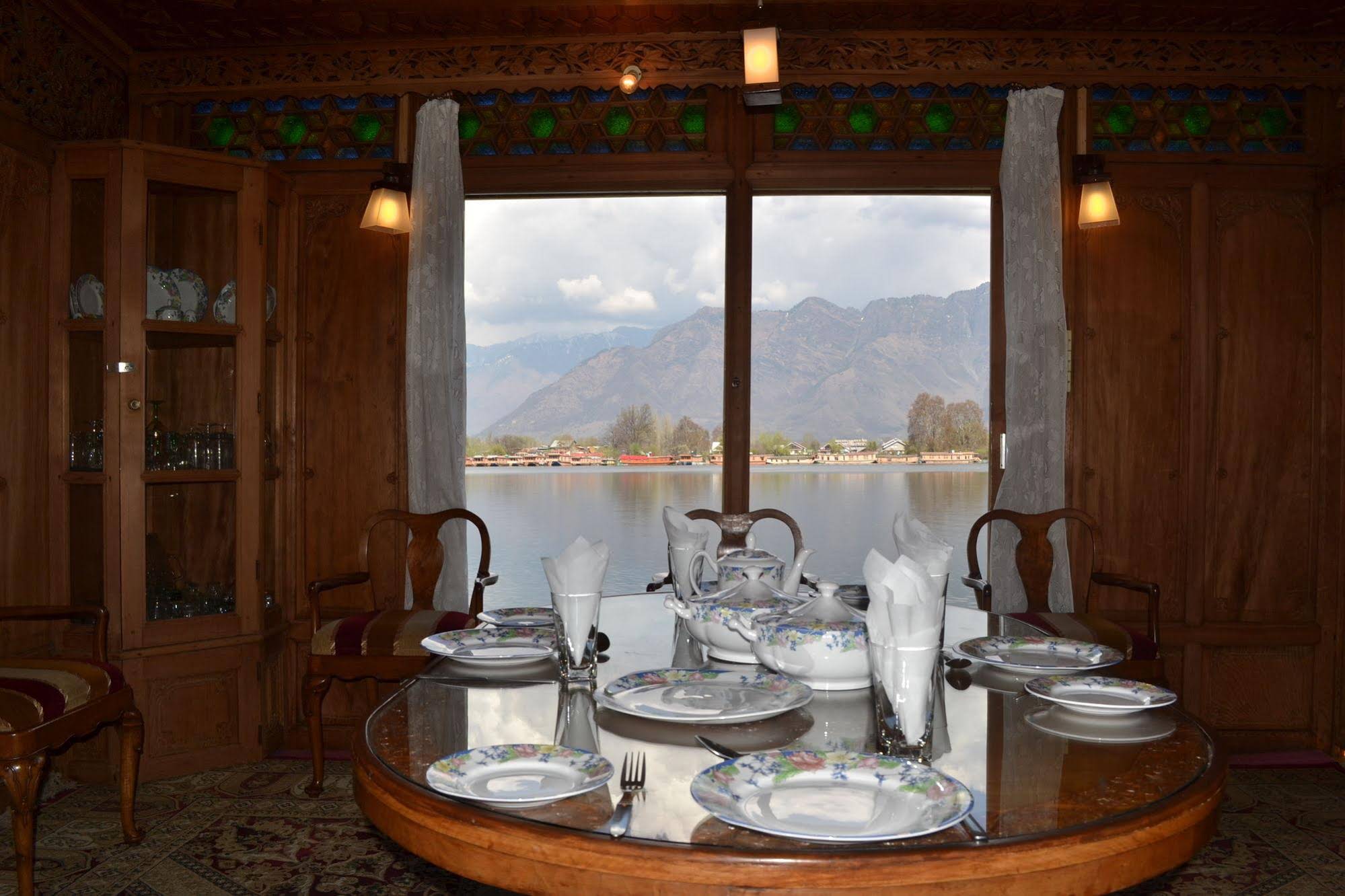 Peacock Houseboats