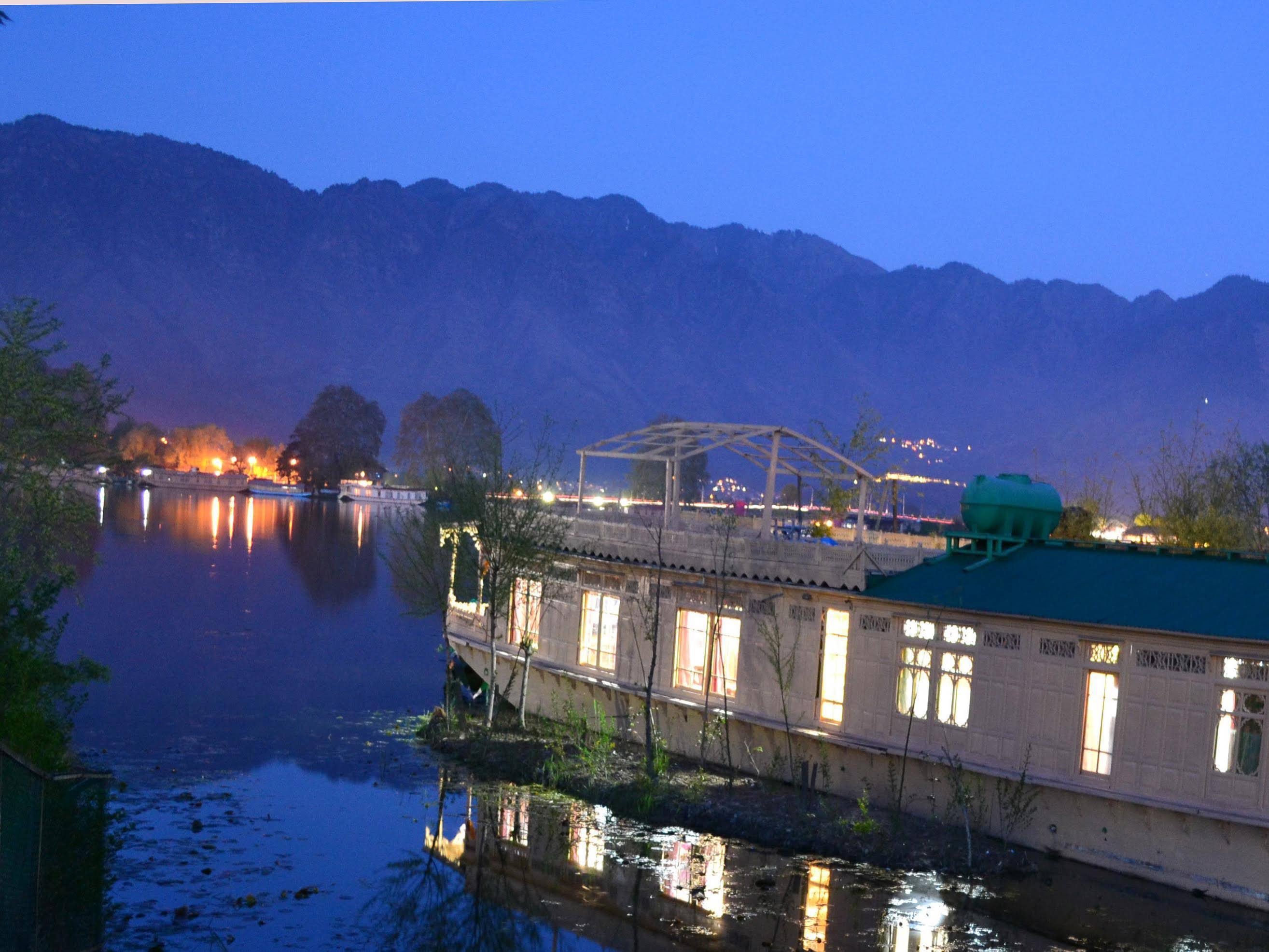 Peacock Houseboats