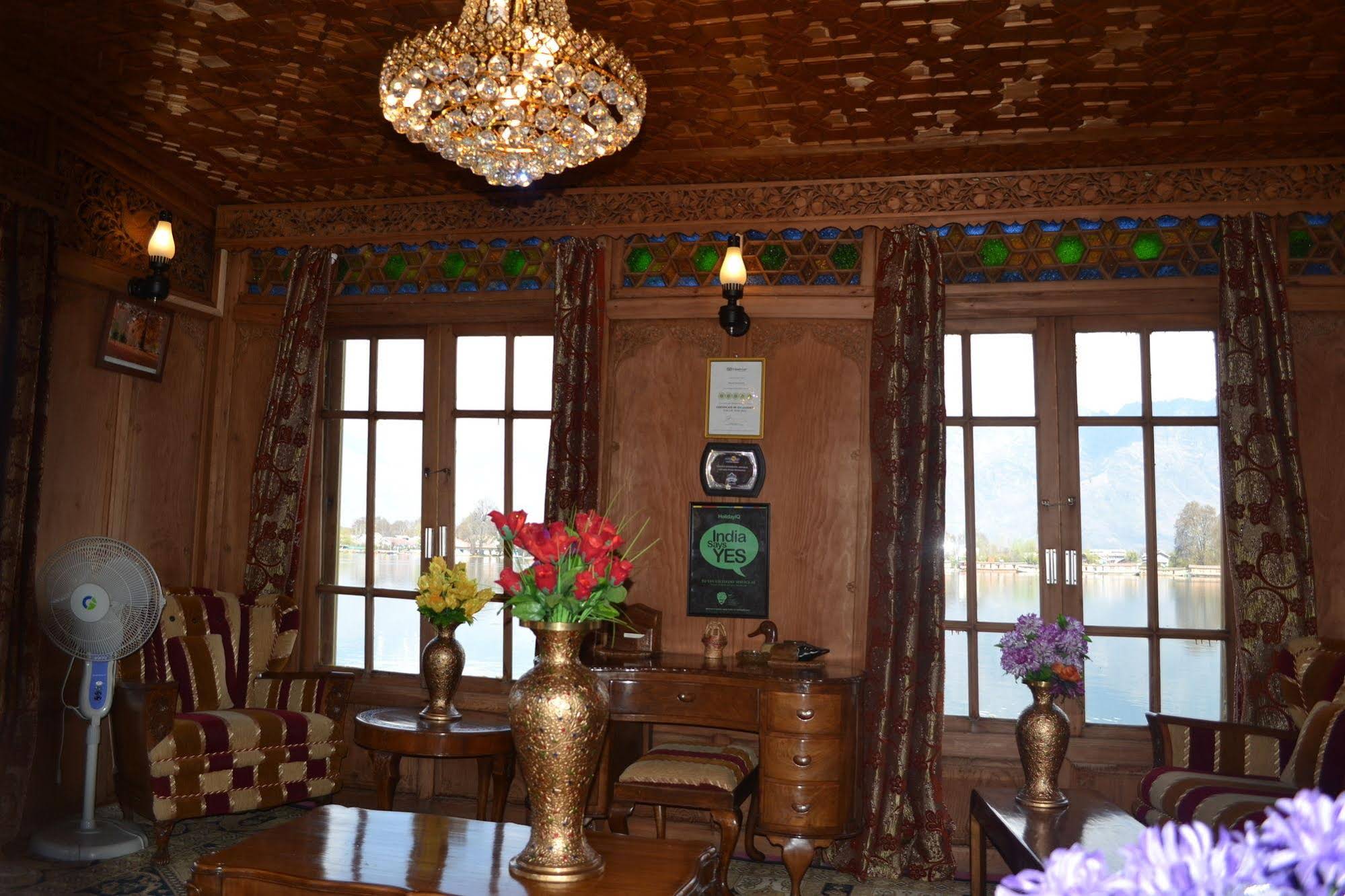 Peacock Houseboats