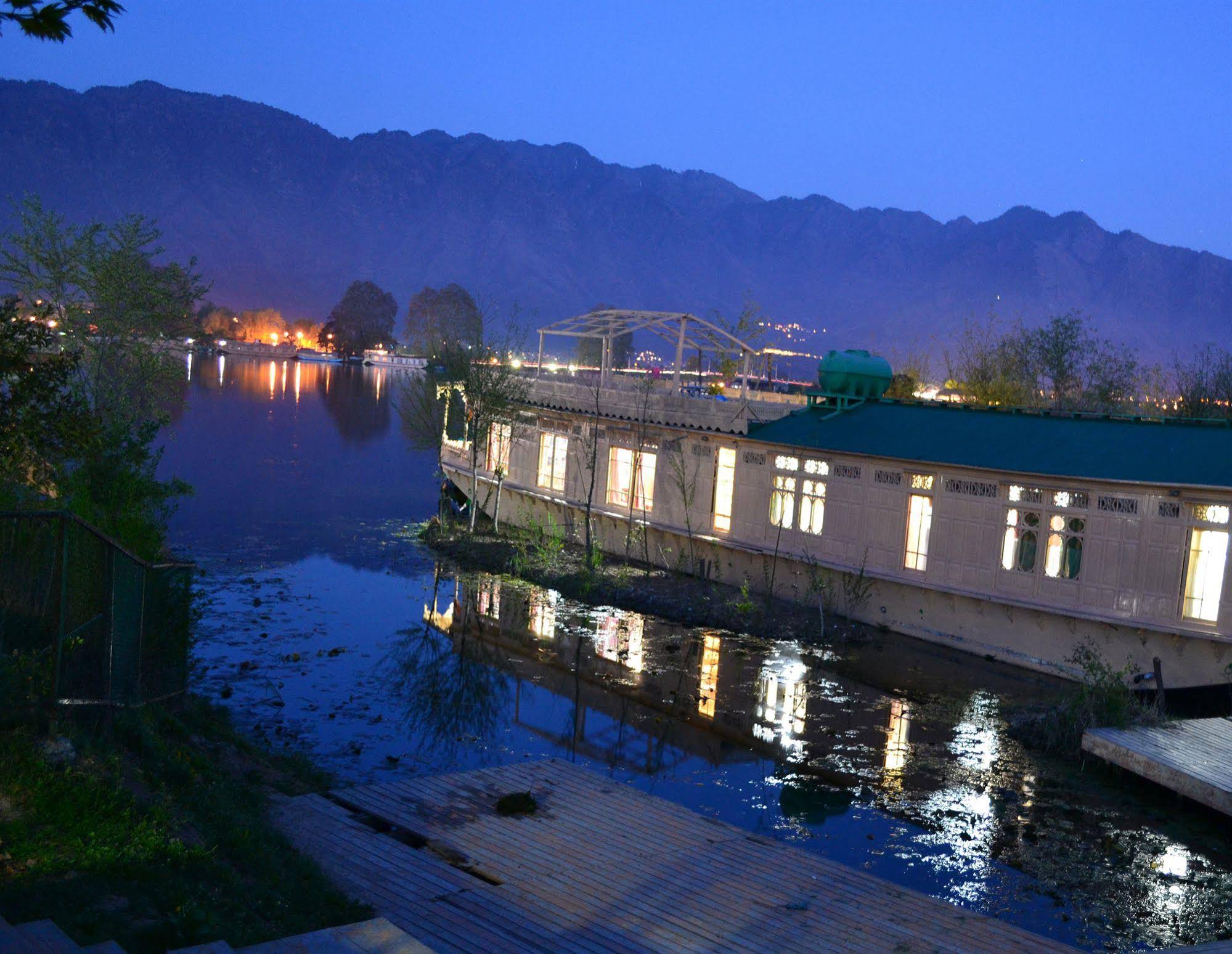 Peacock Houseboats