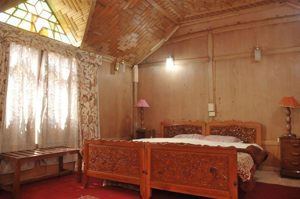 Royal Dandoo Palace of Houseboat