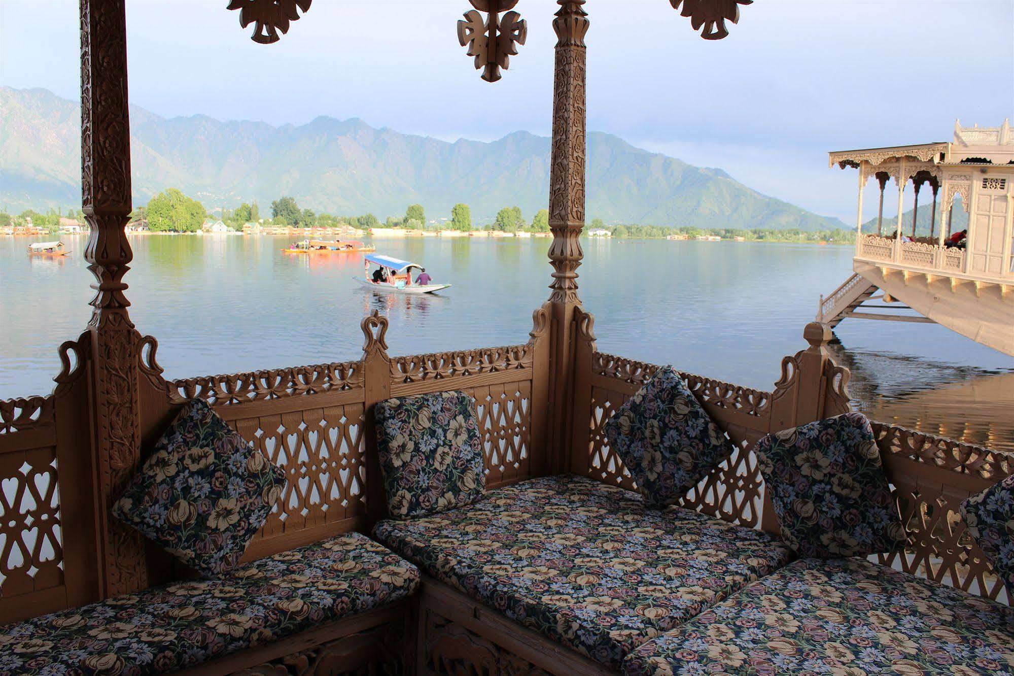 Wangnoo Houseboats