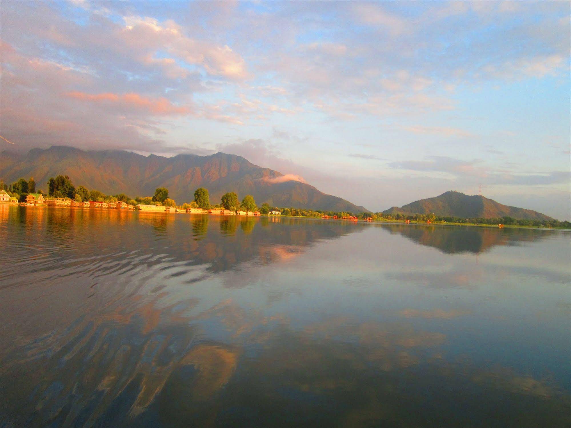 Wangnoo Houseboats
