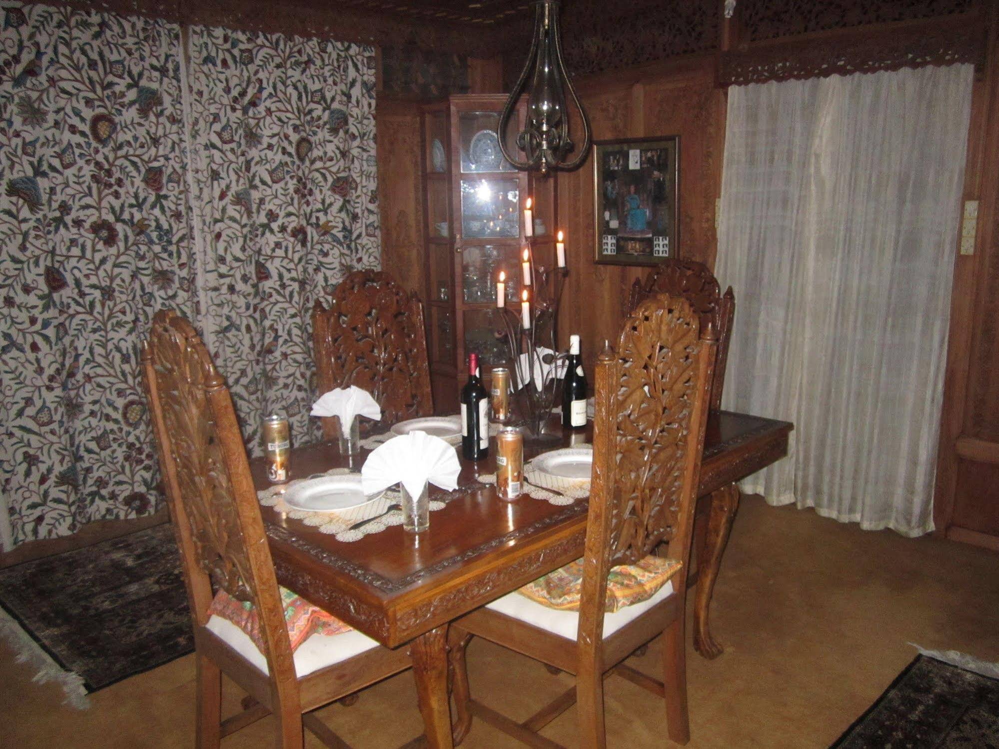 Wangnoo Houseboats