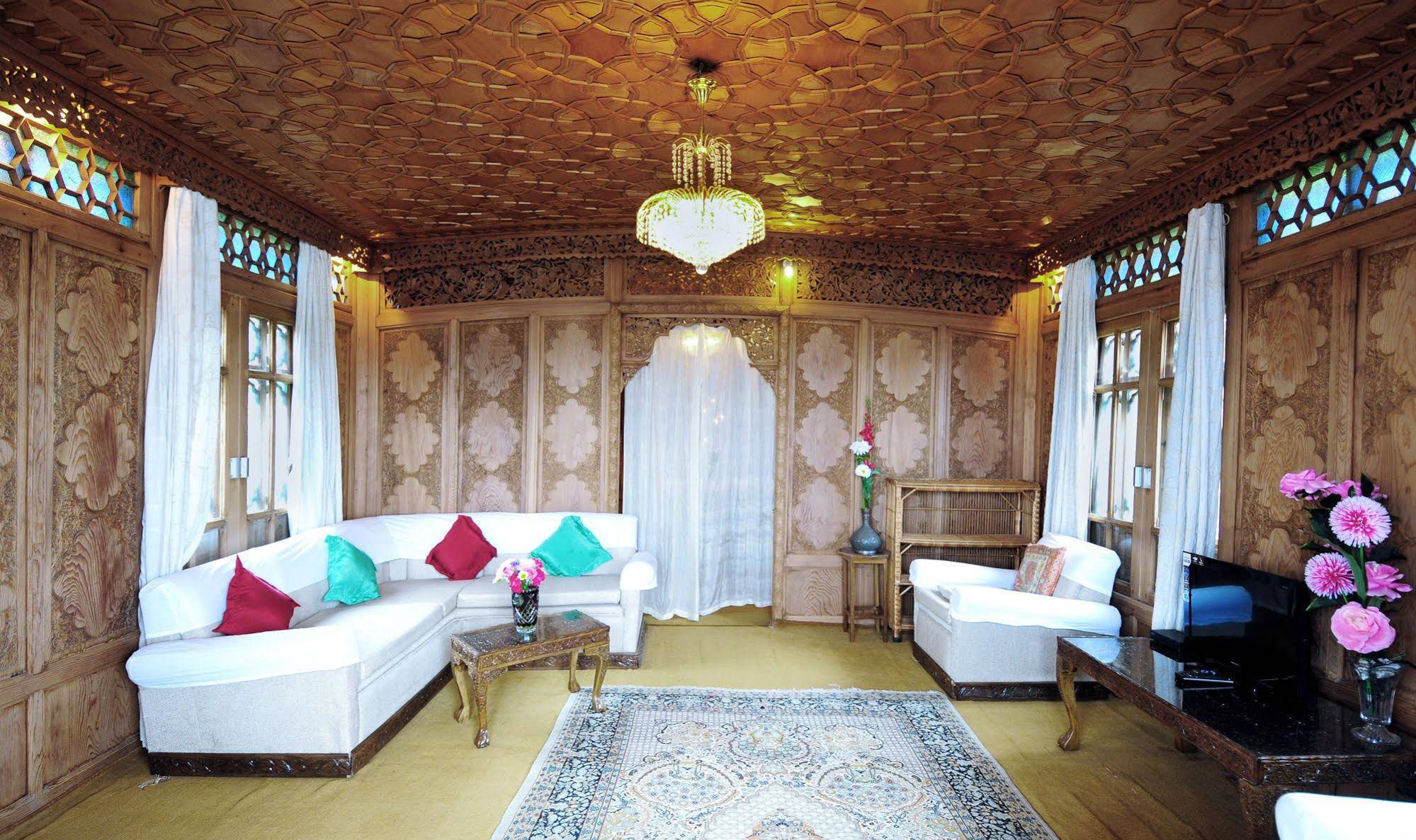 Wangnoo Houseboats