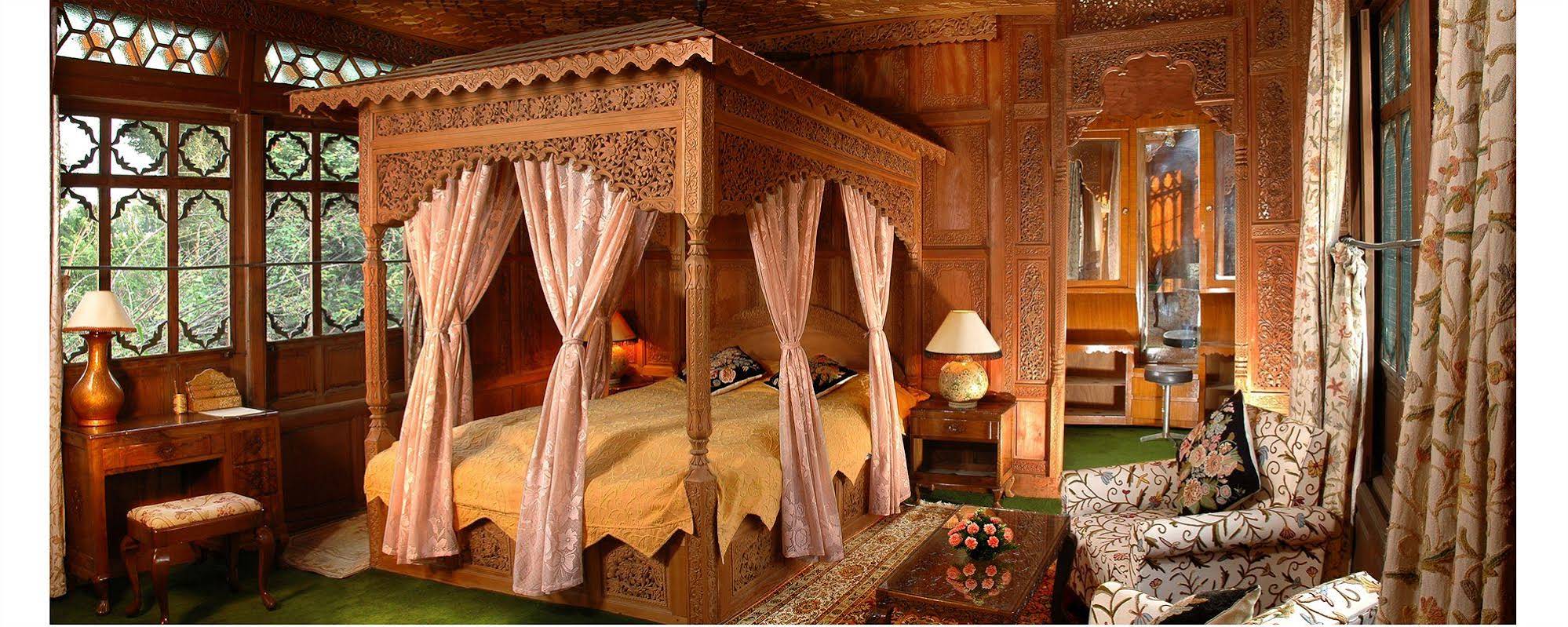 Welcom Heritage Gurkha Houseboats