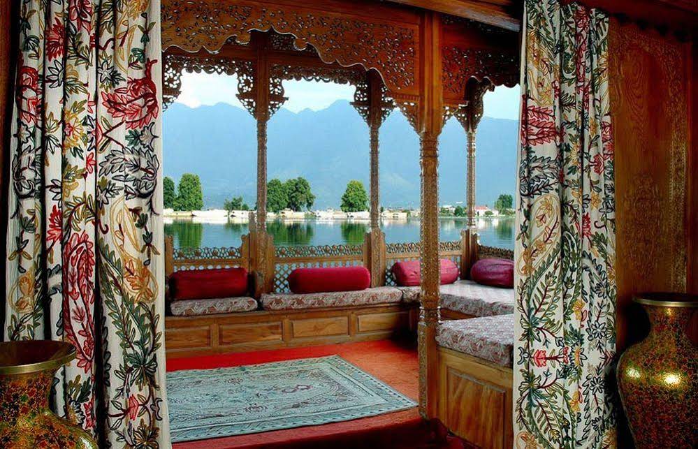 Welcom Heritage Gurkha Houseboats