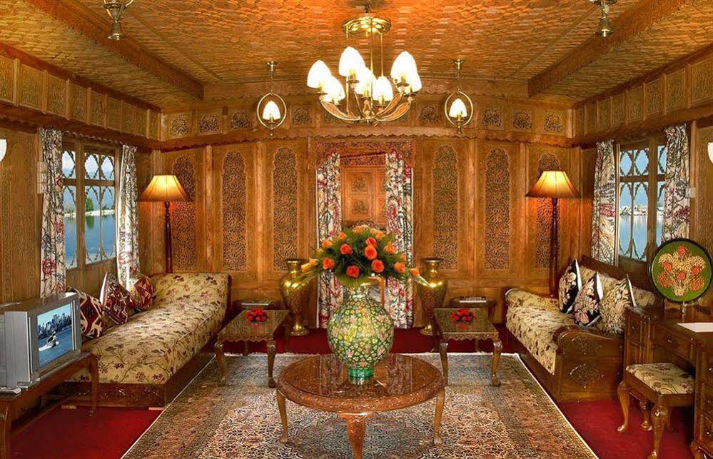 Welcom Heritage Gurkha Houseboats