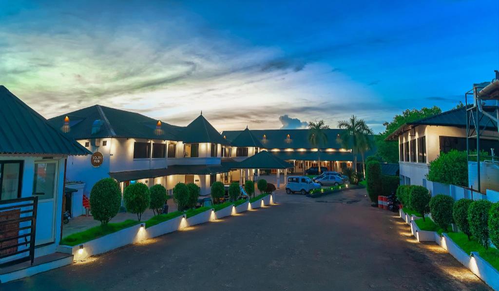 Contour Backwaters Resort & Convention Center