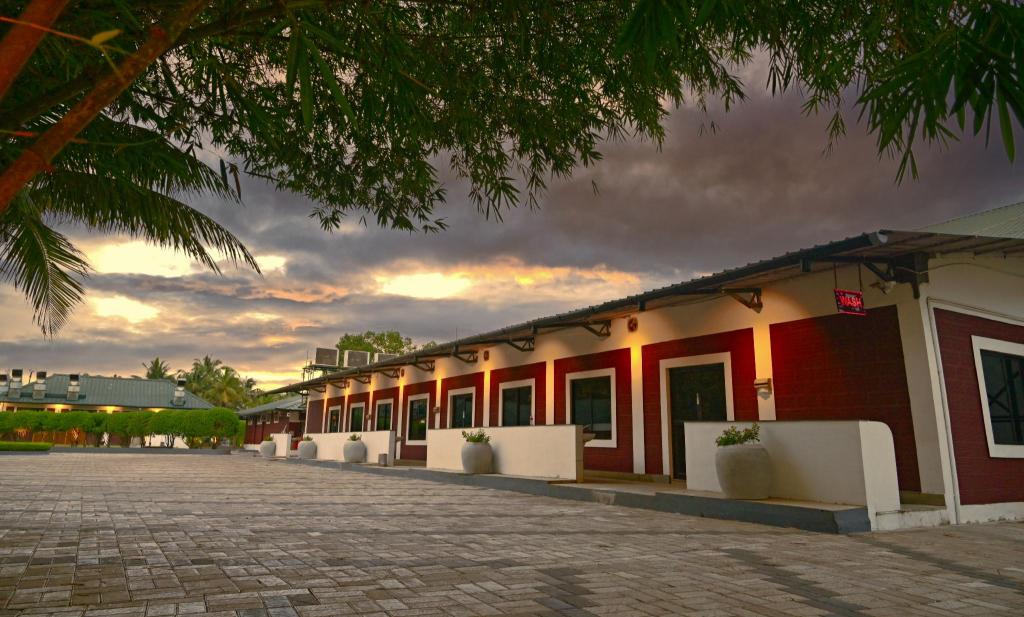 Contour Backwaters Resort & Convention Center