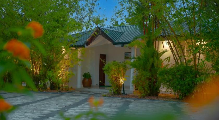 Contour Backwaters Resort & Convention Center