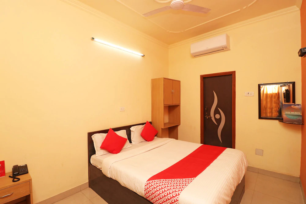 Hotel Cristal Park by OYO Rooms