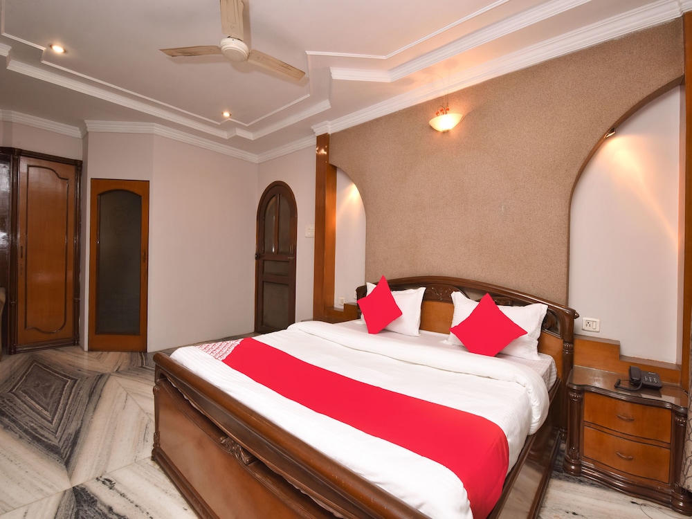 OYO 15933 Hotel V Square