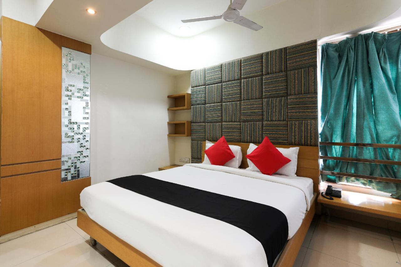 Capital O 62303 Hotel Apna Palace