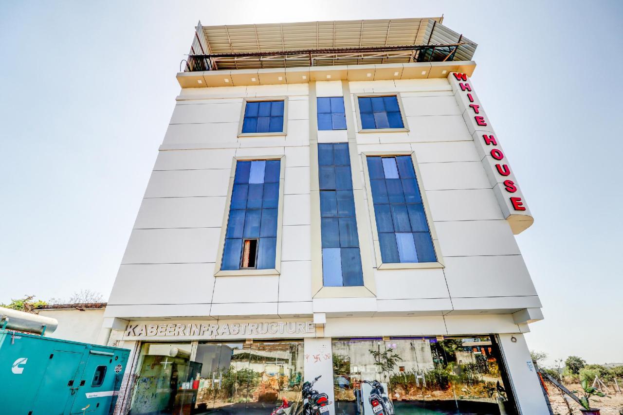 Hotel White House by OYO Rooms