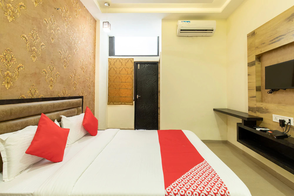 OYO 16546 Hotel Saurabh