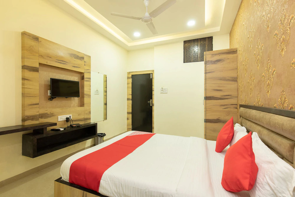 OYO 16546 Hotel Saurabh