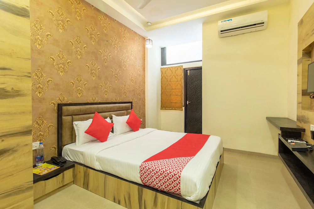 OYO 16546 Hotel Saurabh