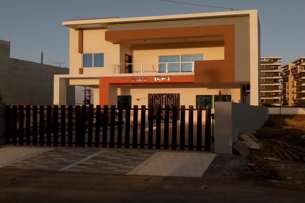 Sakshi Villa by Stayeden