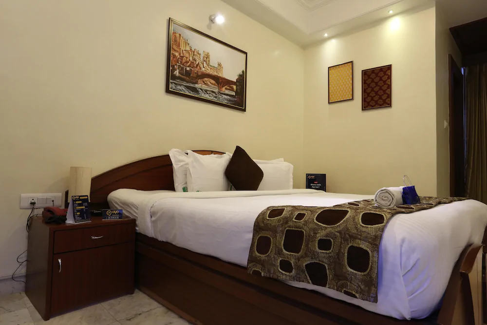 OYO Premium Jabalpur Russel Chowk