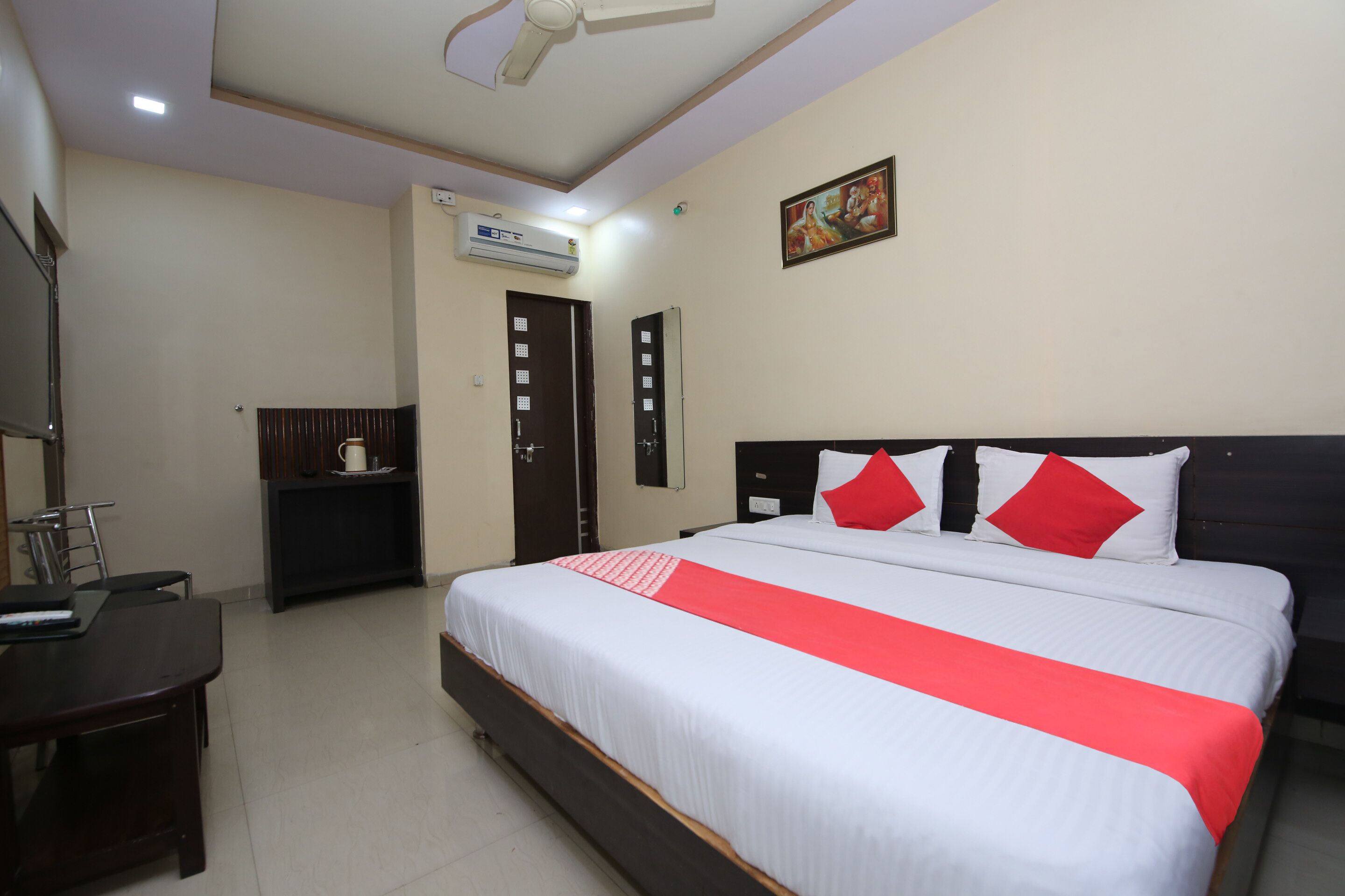 BM Hotel Aarna Palace by OYO