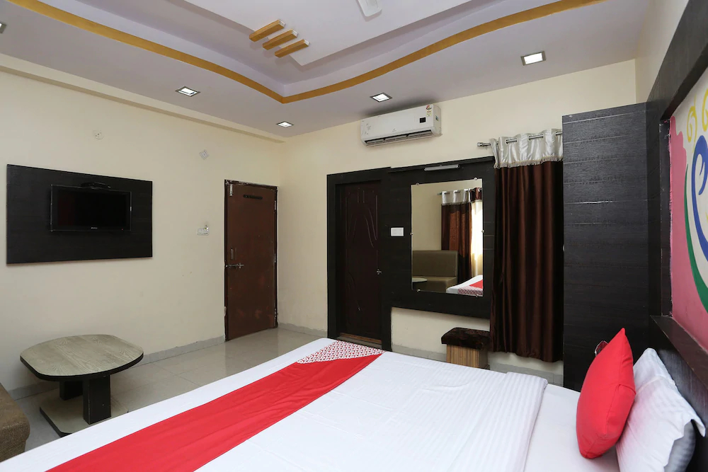 Hotel Saket by OYO Rooms