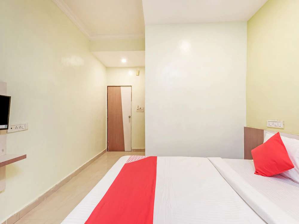 Hotel Dream Line Lodging & Boarding by OYO Rooms