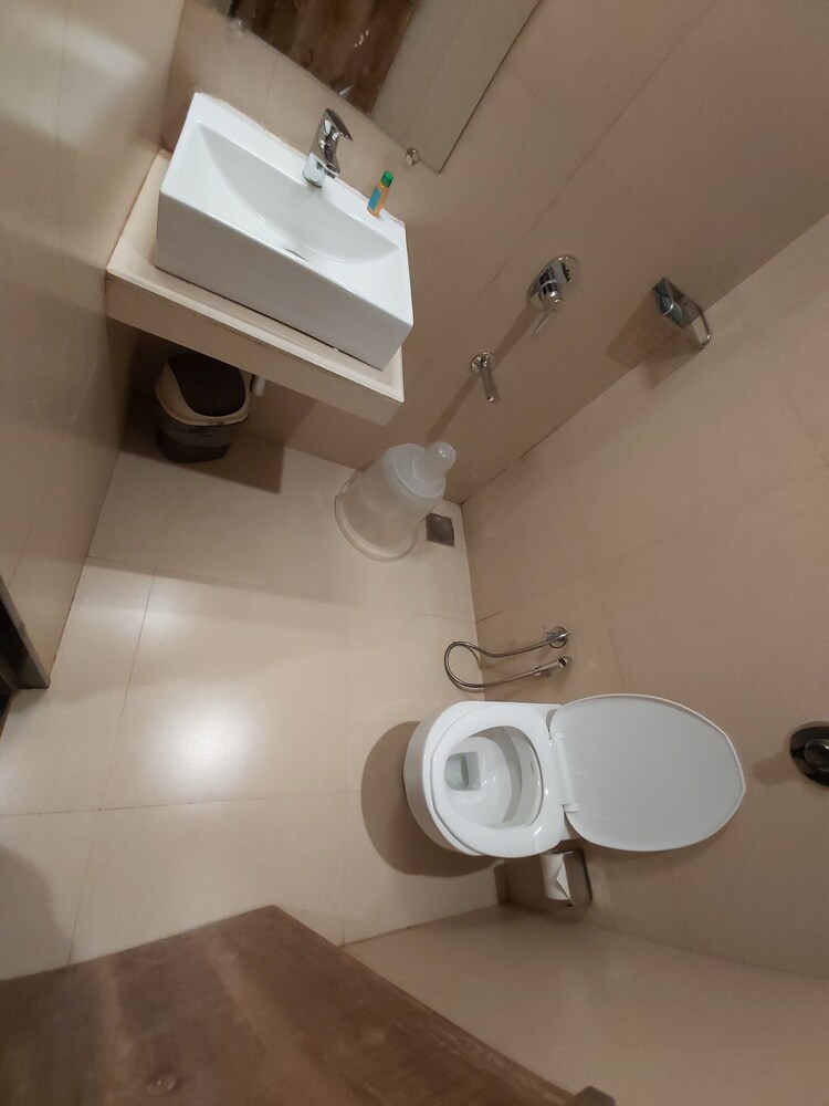 FabHotel Byaris International