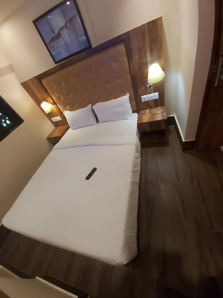 FabHotel Byaris International