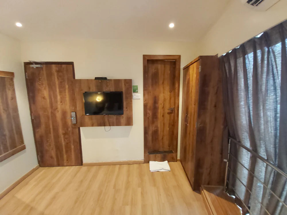 FabHotel Byaris International