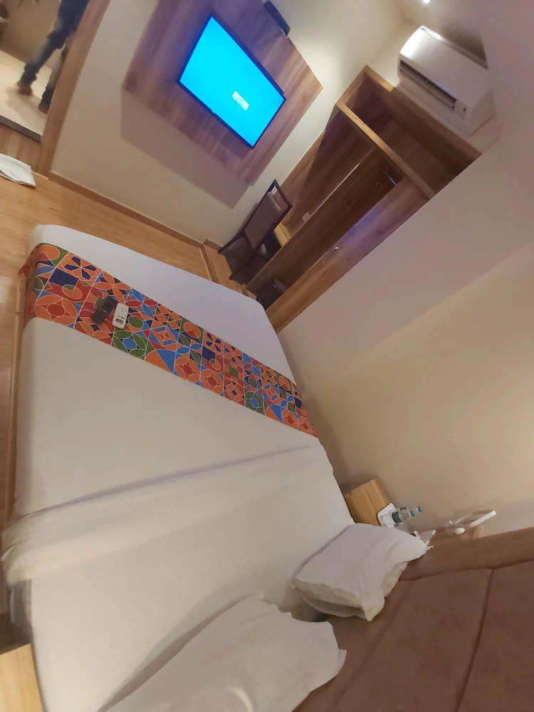 FabHotel Byaris International